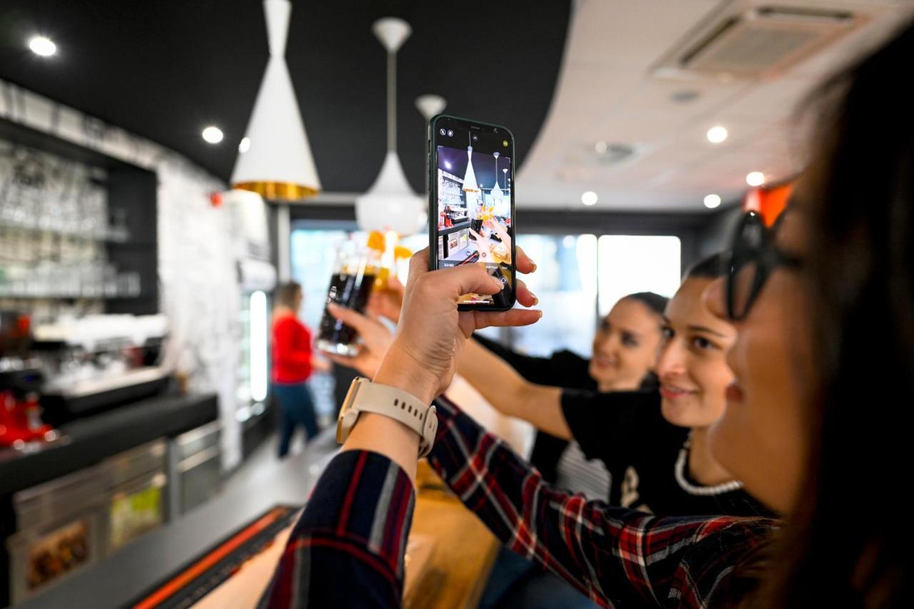 Ibis Skopje City Center Екстериор снимка