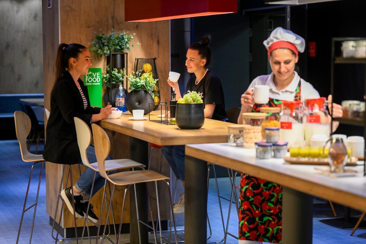 Ibis Skopje City Center Екстериор снимка