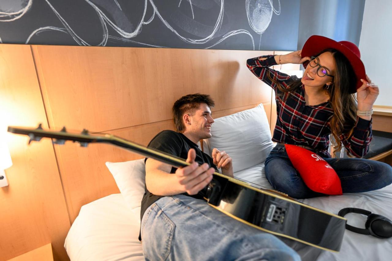 Ibis Skopje City Center Екстериор снимка
