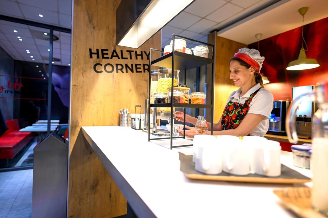 Ibis Skopje City Center Екстериор снимка